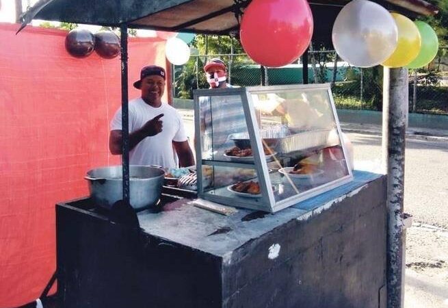 Árbitro de Softbol pone fritura para ganarse el sustento de su familia en Bonao