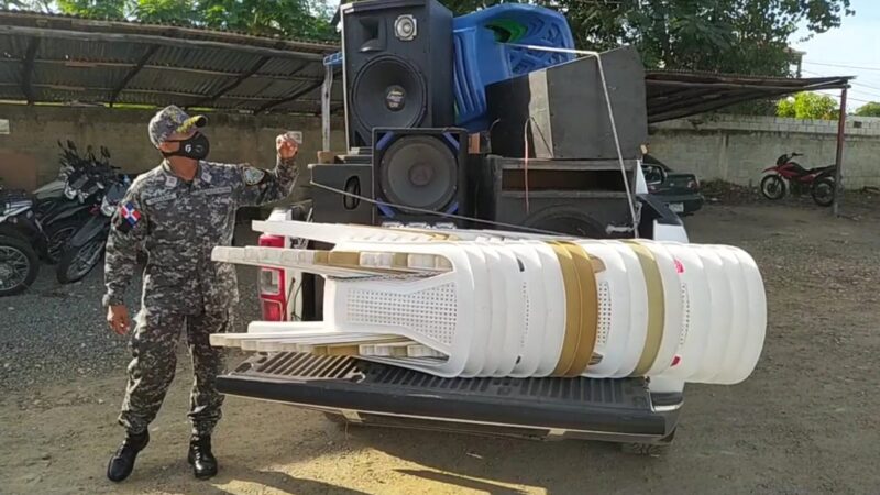 Policía Nacional incauta equipos de música de colmadones en Sabana de la Mar