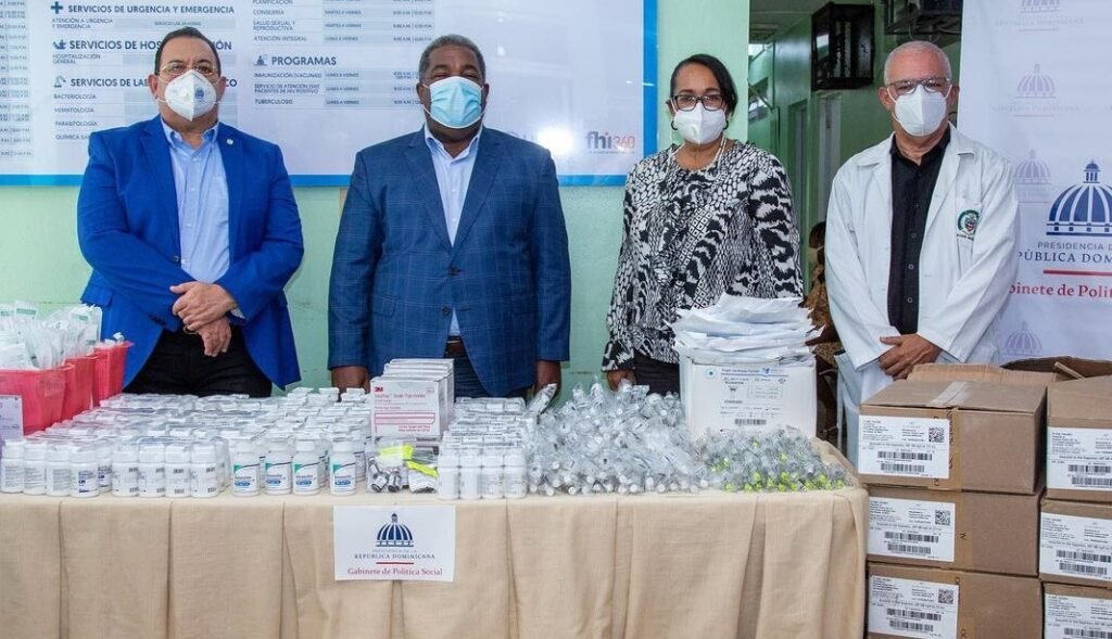 Entrega de medicamentos en el Hospital Leopoldo Martínez, las donaciones fueron recibidas por el Dr. Bruno Cueva director del mencionado centro de salud.