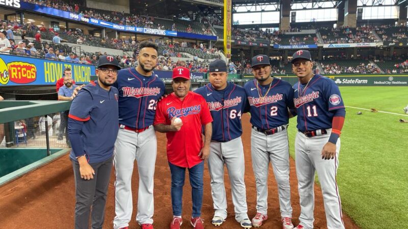 Senador Héctor Acosta “El Torito”lanza la primera bola en el Globe Life Field, hogar de los Texas Rangers en el partido de anoche