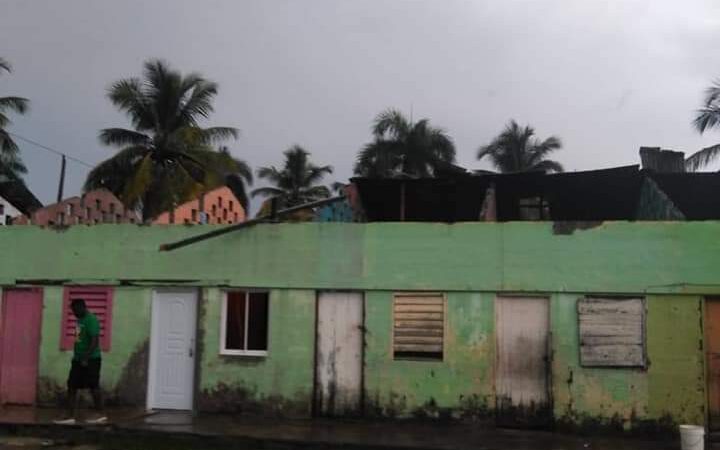 Tornado derriba techo de viviendas en el batey Las Pajas de Hato Mayor