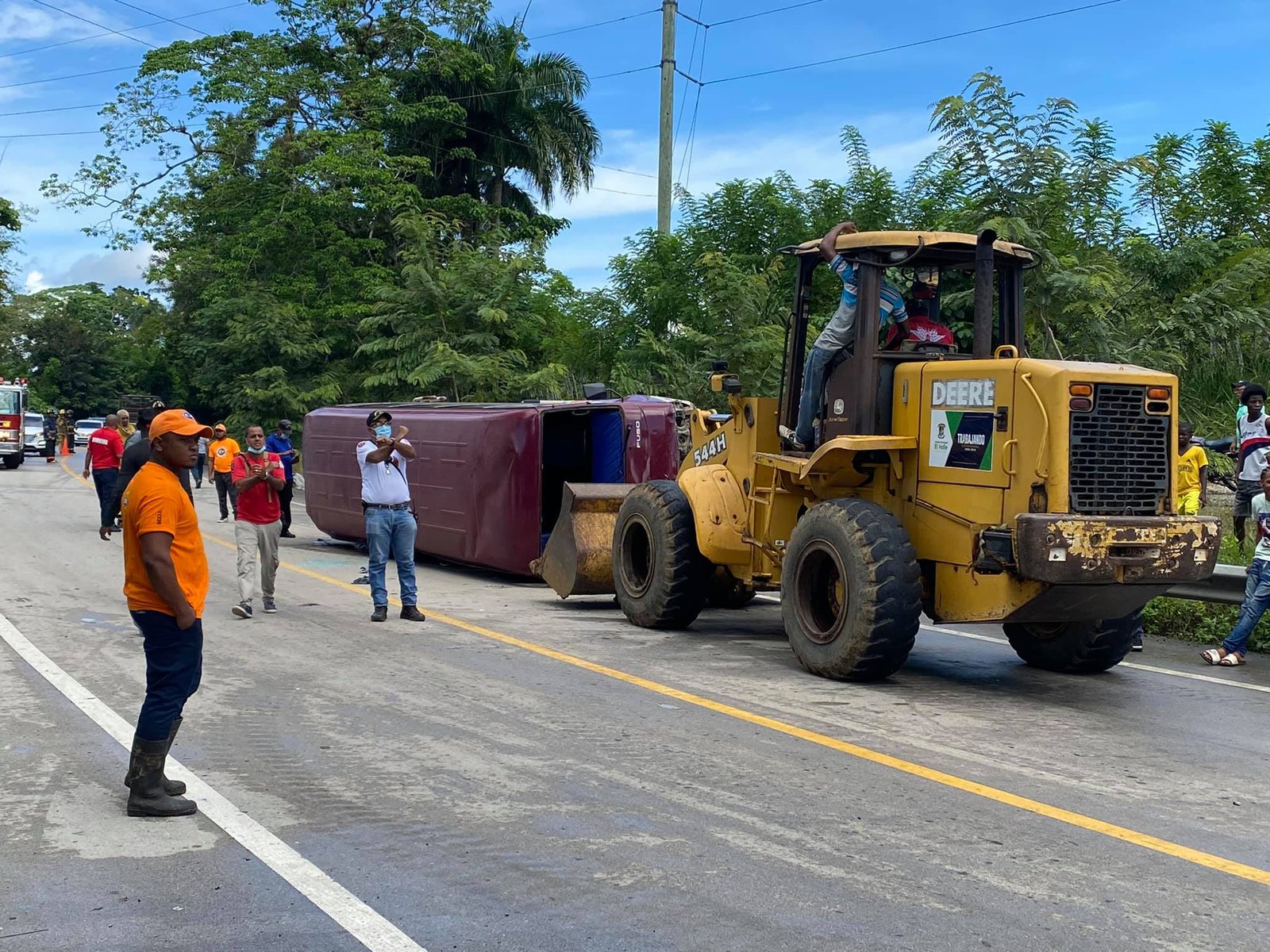 Guagua del transporte público de Sabana de la Mar se accidenta dejando varias personas heridas
