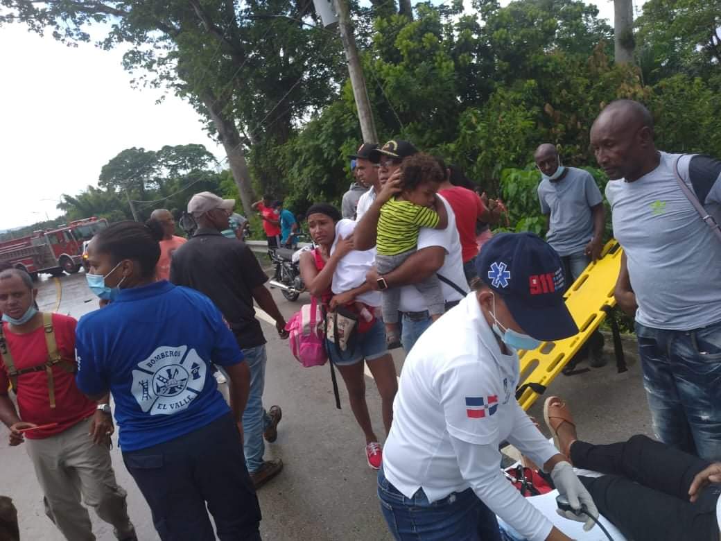 Once fueron los heridos en accidente de tránsito involucra un autobús del transporte público de Sabana de la Mar