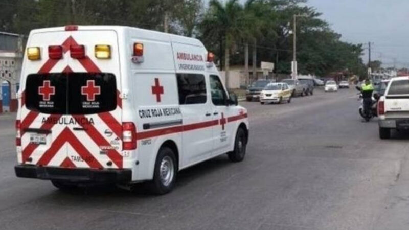 Ambulancia atropella tres personas que compartían en “teteo” en avenida de El Seibo