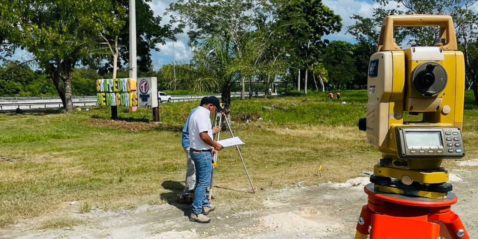 Alcaldía de SPM inicia trabajos entrada San Pedro-Santo Domingo