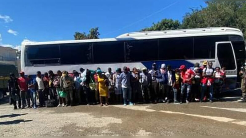Detienen dos autobuses en Elías Piña con 55 haitianos ilegales