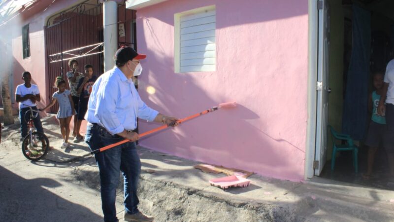 Senador Cristóbal Castillo inicia programa “Pinta tu Barrio” por el sector Punta de Garza, en Hato Mayor del Rey
