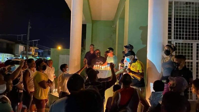 Deportistas protestan con encendido velas frente al polideportivo de Hato Mayor