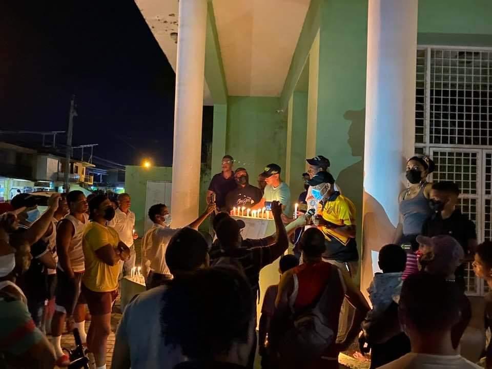 Deportistas protestan con encendido velas frente al polideportivo de Hato Mayor