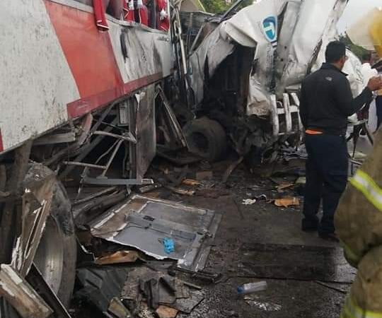 Triple accidente de tránsito deja un muerto y 15 heridos en Boulevard Turístico del Este en Higüey