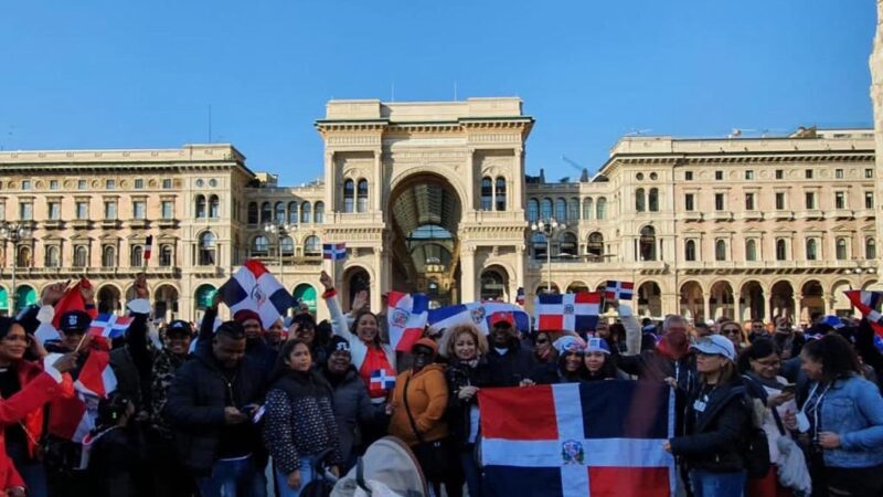Dominicanos celebran por primera vez Independencia Nacional en célebra Piazza Duomo, en Milán