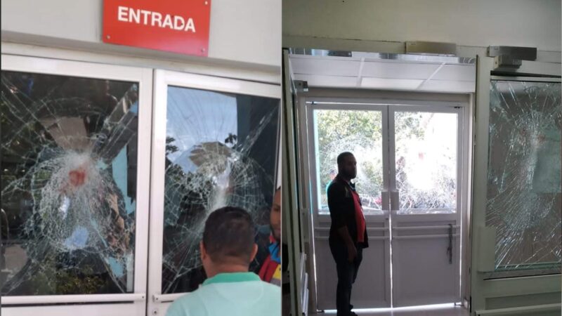 Joven destruye cristales de un hospital en Puerto Plata, después de enterarse que su madre falleció