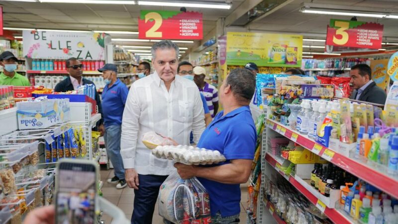 Neney Cabrera supervisa venta de combos de Inespre en supermercados