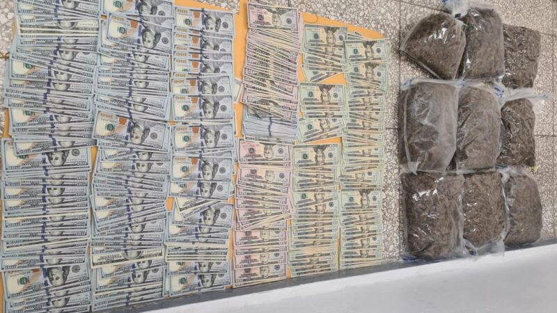 Una joven fue detenida al ocupársele US$25,100 mil dólares y nueve paquetes de Marihuana en Santo Domingo Este