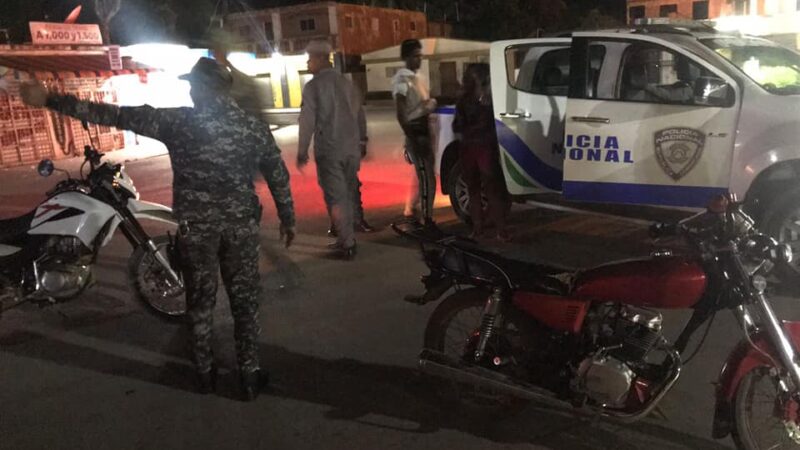 Policía apresa 54 personas, incauta armas blancas y retiene varias motocicletas en SPM