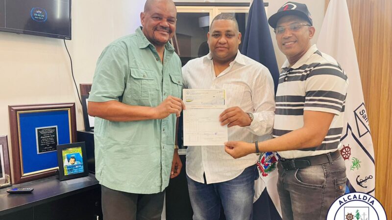 Ayuntamiento entrega cheque de 200 mil pesos a Asociación de Softball de SPM