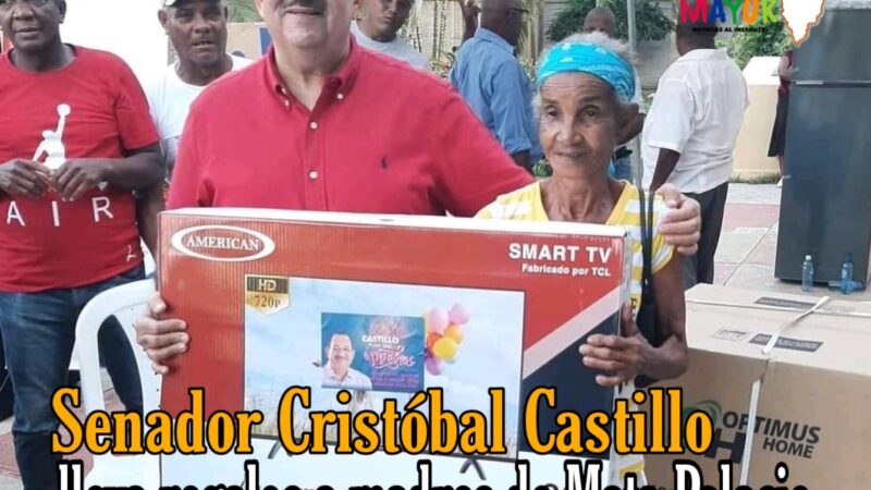 Senador Cristóbal Castillo lleva regalos a madres de Mata Palacio