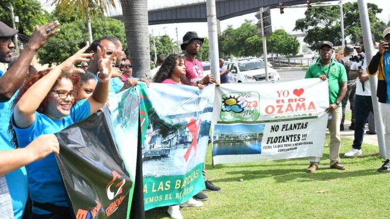 Comunitarios piden a Abinader intervención para trasladar barcazas sobre río Ozama y garantizar salud de residentes