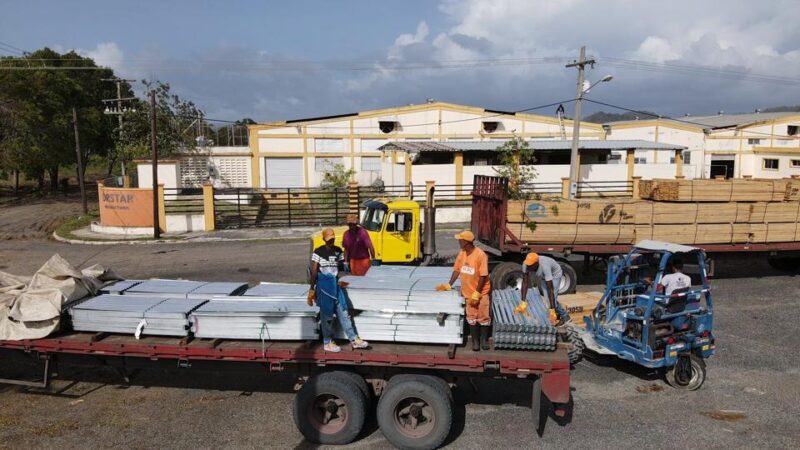 Gobierno entrega materiales de construcción a familias afectadas por huracán Fiona en Hato Mayor