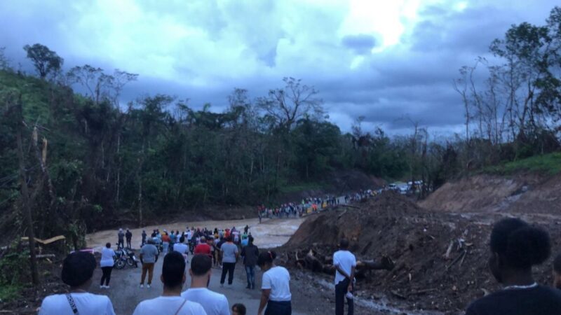 Desbordamiento del río Guamira mantiene decenas de personas varadas en Hato Mayor