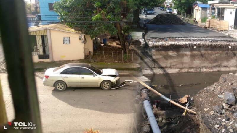 Conductor se accidenta con escombros de puente destruido por el gobierno en Hato Mayor