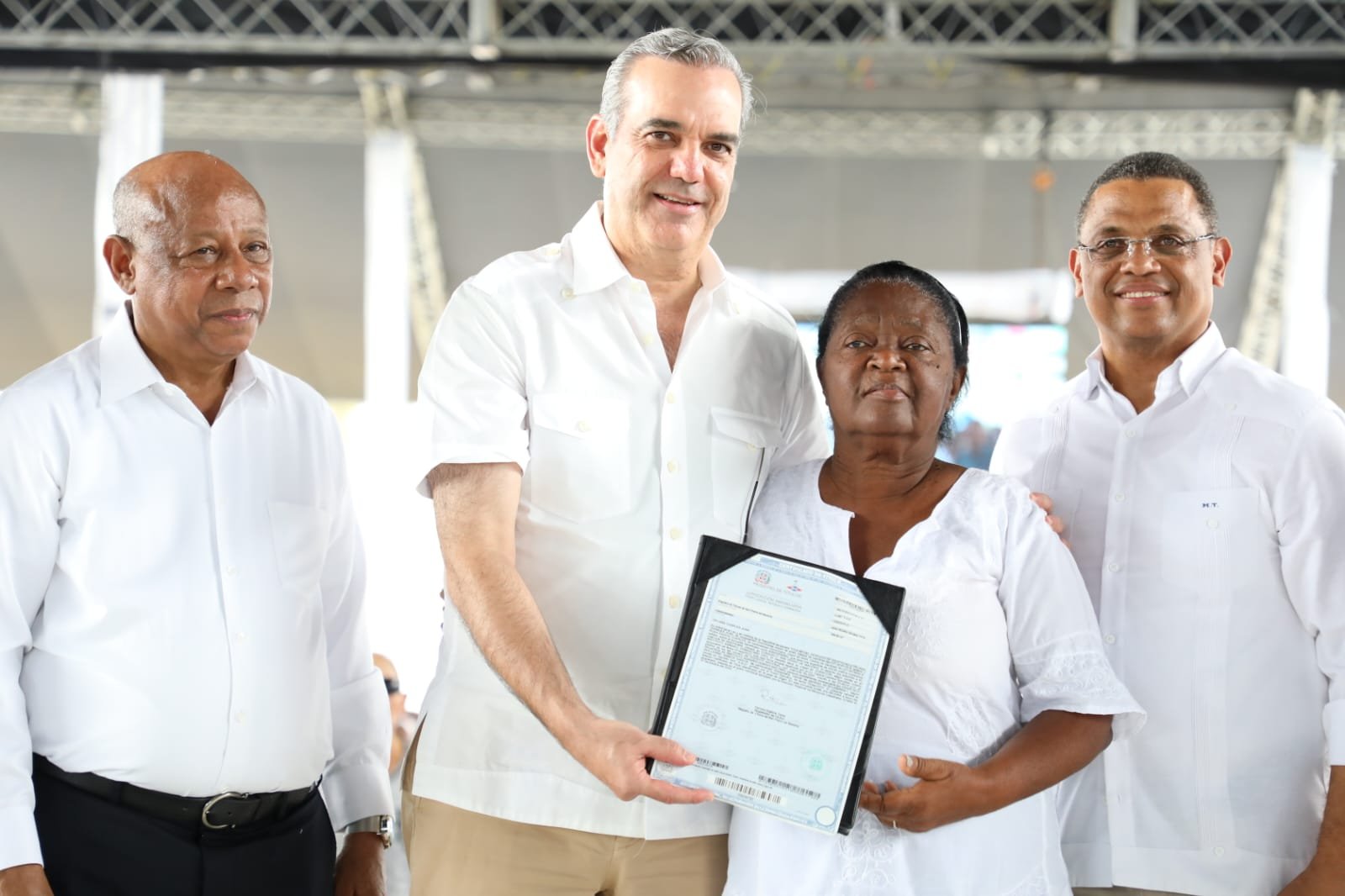 Gobierno entrega más de 2,631 títulos de propiedad a familias pobres de ...