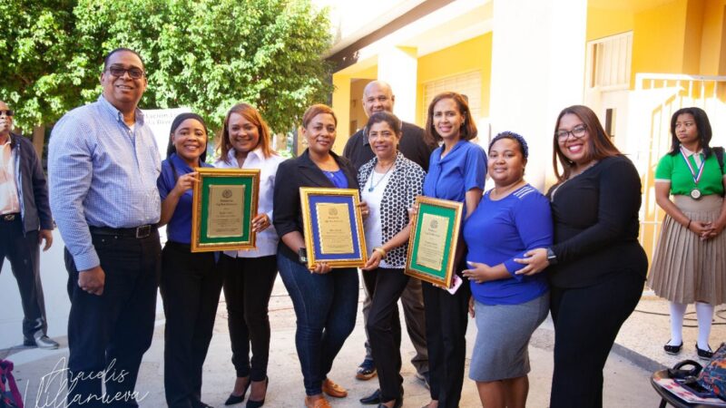 Gobernadora SPM, Participa en Izamiento de Bandera, y Reconocimiento al Mérito Estudiantil y Magisterial Centro Don Pedro Mir