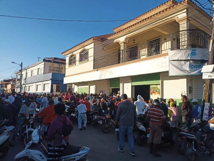 Cientos de personas asisten a comprar a Inespre en víspera de la Noche Buena en Hato Mayor