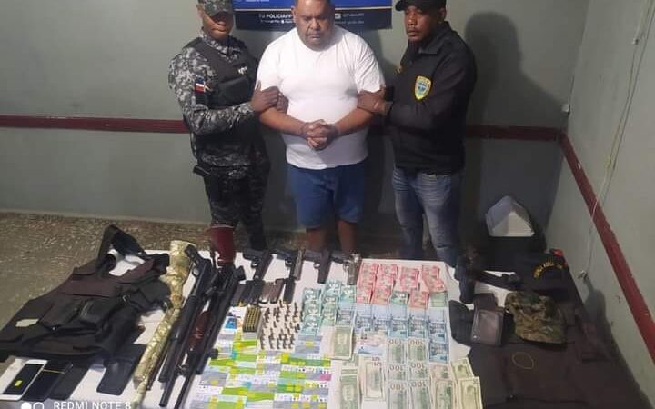 Policía ocupa armas, chalecos, municiones, dinero y tarjetas a poderosa banda operaba en Monte Plata