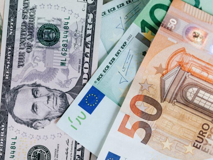 El euro cae al mínimo desde comienzos de enero frente al dólar
