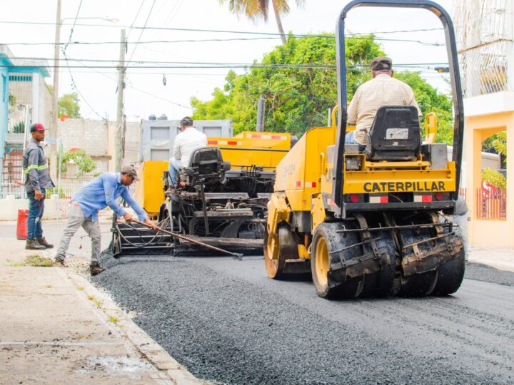 Ayuntamiento de SPM y MOPC continúan ampliando programa de asfaltado; trabajan en Barrio México