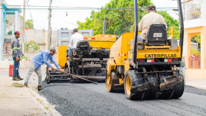 Ayuntamiento de SPM y MOPC continúan ampliando programa de asfaltado; trabajan en Barrio México
