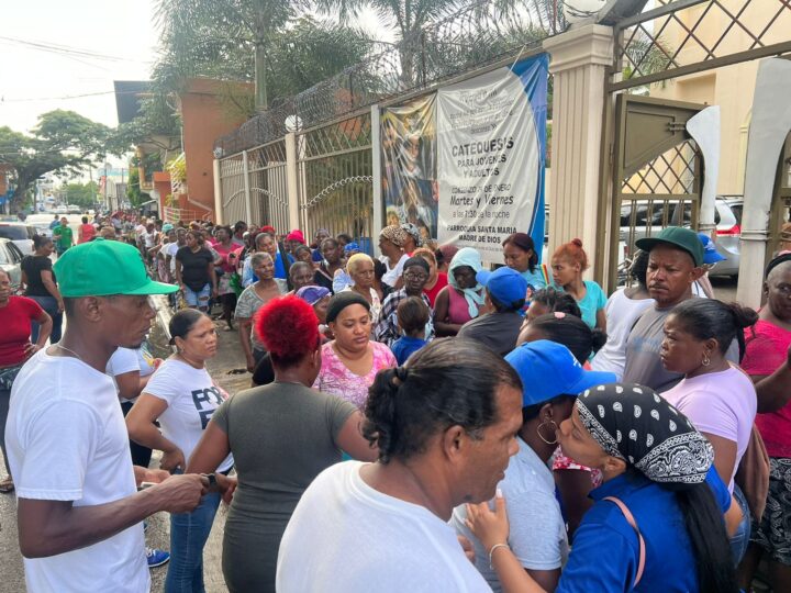 Cientos de personas hacen largas filas para cambiar tarjeta Supérate en Mendoza