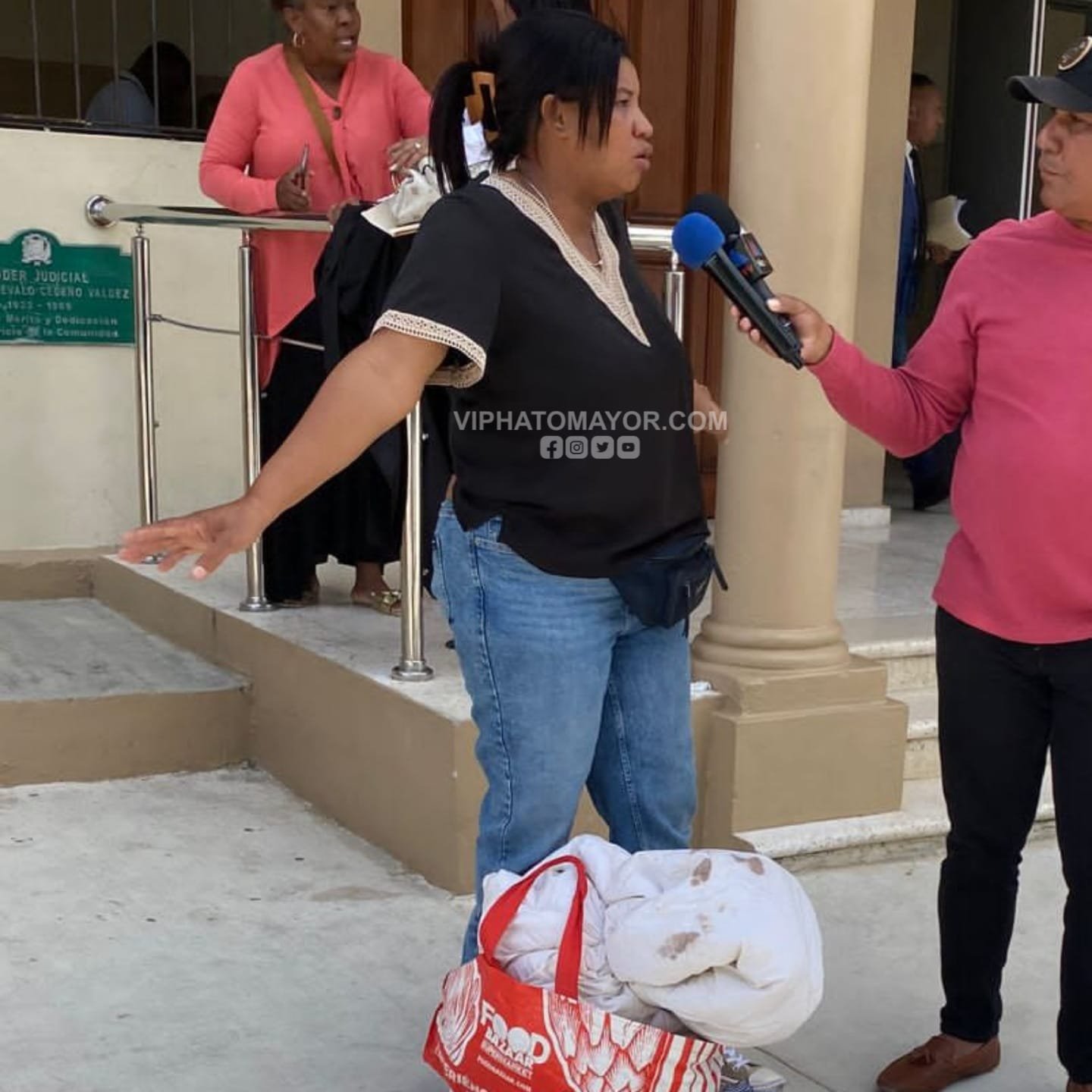 Madre clama justicia lanzando osamenta de su hija en la Fiscalía de ...