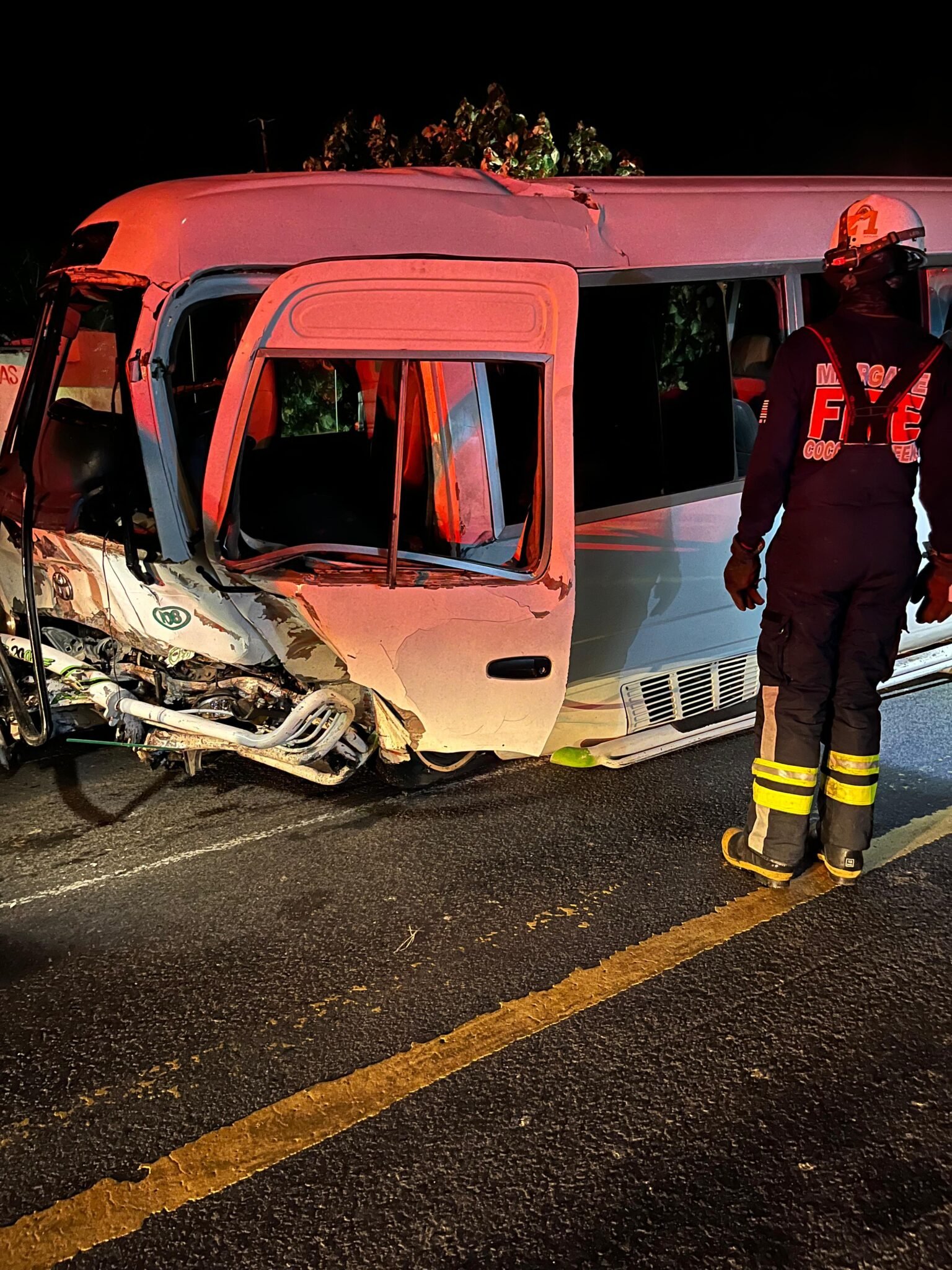 Colisión entre un autobús y un carro deja un muerto y ocho heridos en ...